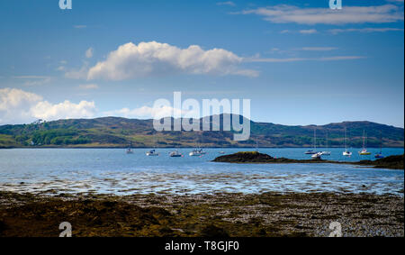 Yachten im Loch nan Ceall aus dem Dorf Arisaig an der Westküste von Schottland verankert Stockfoto