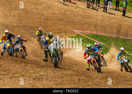 Lemberg, Ukraine - 12. Mai 2019: Open Cup von Lemberg auf der Motocross Strecke Mayorovka. Unbekannt Motorrad Rennfahrer überwindet die Strecke im Kampf für die Stockfoto