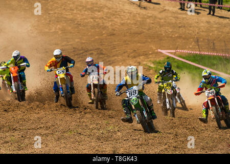 Lemberg, Ukraine - 12. Mai 2019: Open Cup von Lemberg auf der Motocross Strecke Mayorovka. Unbekannt Motorrad Rennfahrer überwindet die Strecke im Kampf für die Stockfoto