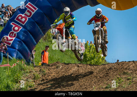 Lemberg, Ukraine - 12. Mai 2019: Open Cup von Lemberg auf der Motocross Strecke Mayorovka. Unbekannt Motorrad Rennfahrer überwindet die Strecke im Kampf für die Stockfoto