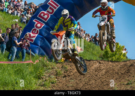 Lemberg, Ukraine - 12. Mai 2019: Open Cup von Lemberg auf der Motocross Strecke Mayorovka. Unbekannt Motorrad Rennfahrer überwindet die Strecke im Kampf für die Stockfoto