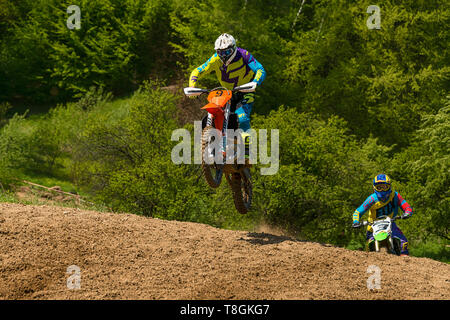 Lemberg, Ukraine - 12. Mai 2019: Open Cup von Lemberg auf der Motocross Strecke Mayorovka. Unbekannt Motorrad Rennfahrer überwindet die Strecke im Kampf für die Stockfoto