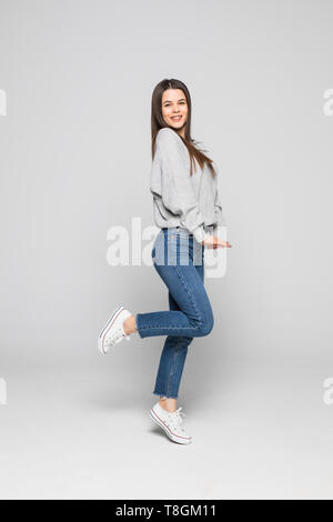 Full-size Portrait von charmanten aufgeregt verrückte Frau springen isoliert auf grauem Hintergrund kopieren - Raum Stockfoto