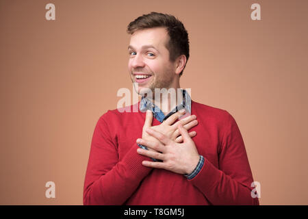 Junger Mann, Inhalt Kompliment zu hören Stockfoto