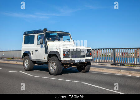 Weißer Land Rover 90 Defender TDI aus den 1996 90er Jahren, mit Schnorchelauspuff an der Strandpromenade, Southport, Merseyside, Großbritannien Stockfoto