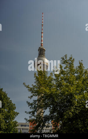 Ein Blick aus dem Boden in der Mitte Berlins zu den Fernsehturm, Berlin 2018. Stockfoto