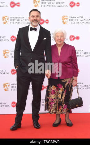 Foto muss Gutgeschrieben © Alpha Presse 079965 12/05/2019 David Walliams und Mutter Kathleen Virgin Media BAFTA TV British Academy Television Awards Red Carpet Ankünfte 2019 in der Royal Festival Hall London Stockfoto