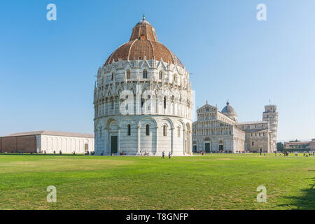 Pisa, Italy-October 21, 2018: Touristen unter den symbolischen Orten von Pisa bewundern die Schönheit und die Bilder der an einem sonnigen Tag Stockfoto