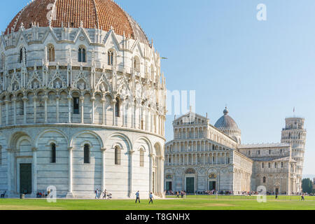 Pisa, Italy-October 21, 2018: Touristen unter den symbolischen Orten von Pisa bewundern die Schönheit und die Bilder der an einem sonnigen Tag Stockfoto