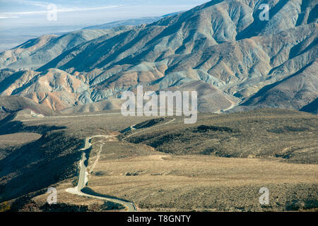 Highway 190 durch die Berge in der Nähe von Panamint im Death Valley National Park, Kalifornien, USA Stockfoto