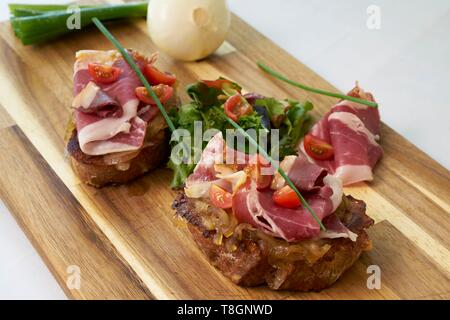 Frankreich, Tarn, Lacaune, Relais de Fusies, Rezepte für French Toast mit Schinken und süsse Zwiebeln aus den Cevennen Stockfoto