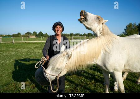 Frankreich, Gard, Montcalm, Camargue, Mas de la Paix, Manade de Saint Louis, Groul Familie, Laurence Groul mit ihrem Pferd Stockfoto