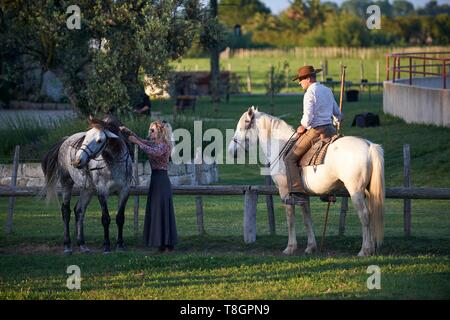 Frankreich, Gard, Montcalm, Camargue, Mas de la Paix, Manade de Saint Louis, Groul Familie Reiter. Stockfoto