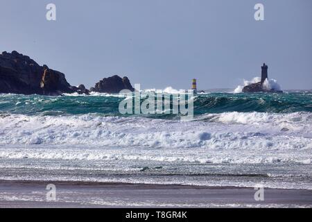 Frankreich, FinistÞre, Iroise, Cap Sizun, Plogoff, die Pointe du Raz und der Leuchtturm von La Vieille vom Strand von Baie des TrÚpassÚs, klassifiziert Große nationale Site gesehen Stockfoto