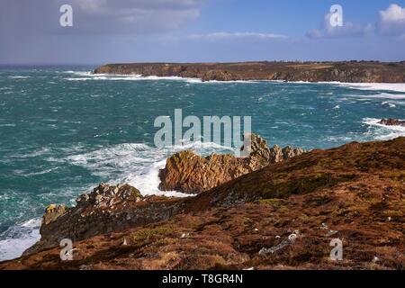 Frankreich, FinistÞre, Iroise, Cap Sizun, Plogoff, Baie des TrÚpassÚs und Pointe du Van von der Pointe du Raz gesehen Stockfoto