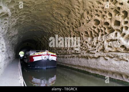 Frankreich, Okzitanien, Herault, Nissan-Lez-Enserune, Canal du Midi, als Weltkulturerbe von der UNESCO, tunnel Malpas zwischen 1679 und 1680 unter dem Hügel gebaut EnsÚrune Stockfoto