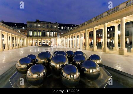 Frankreich, Paris, Palais Royal (Königlicher Palast), der Brunnen der metallischen Sphären des Bildhauers Pol Bury Stockfoto