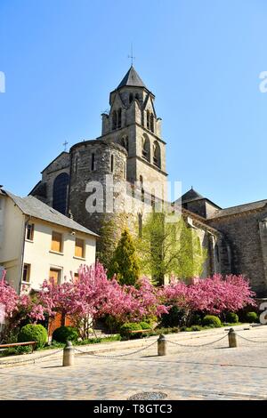 Frankreich, Correze, Vezere Tal, Limousin, Uzerche, beschriftet Les Plus beaux villages de France (Schönste Dörfer Frankreichs), Place de la Liberation, Saint Pierre Kirche Stockfoto