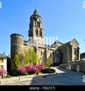 Frankreich, Correze, Vezere Tal, Limousin, Uzerche, beschriftet Les Plus beaux villages de France (Schönste Dörfer Frankreichs), Place de la Liberation, Saint Pierre Kirche Stockfoto