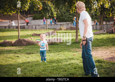 Familie Frisbee spielen auf der Wiese im Park Stockfoto