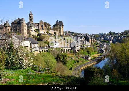 Frankreich, Correze, Vezere Tal, Limousin, Uzerche, beschriftet Les Plus beaux villages de France (Schönste Dörfer Frankreichs), Blick auf das Dorf, die Kirche St. Pierre und die vezere Fluss Stockfoto