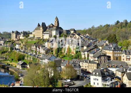 Frankreich, Correze, Vezere Tal, Limousin, Uzerche, beschriftet Les Plus beaux villages de France (Schönste Dörfer Frankreichs), Blick auf das Dorf, die Kirche St. Pierre und die vezere Fluss Stockfoto