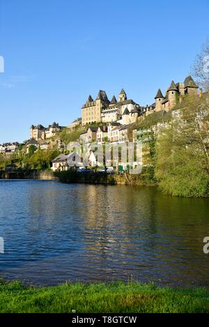 Frankreich, Correze, Vezere Tal, Limousin, Uzerche, beschriftet Les Plus beaux villages de France (Schönste Dörfer Frankreichs), Blick auf das Dorf, die Kirche St. Pierre und die vezere Fluss Stockfoto