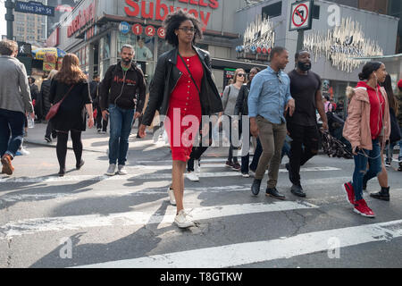 Eine vielfältige Gruppe von Fußgängern auf 8th Avenue Kreuzung West 34th Street in der Nähe von Penn Station in Manhattan. Stockfoto