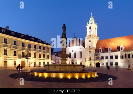 Die Slowakei, Bratislava, Altstadt, Hauptplatz (Hlavne Nam), Brunnen von Maximilian, im Auftrag von König Maximilian, und von Andreas Luttringer im Jahre 1572 errichtet, und im Hintergrund die ehemalige Stadt Rat und seinen Turm aus dem 14. Jahrhundert, aber im Jahr 1733 geändert, ein Gebäude, das heute das Museum der Stadt Bratislava und des 18. Jahrhunderts Regierungspalast (Miestodr © ite &#x13e; sk² palßc) auf der linken Seite Stockfoto