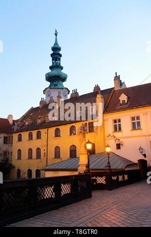 Die Slowakei, Bratislava, St. Michael's Gate (Michalska Brana), ein Turm aus dem 14. Jahrhundert mit einem achteckigen Teil aus dem 16. Jahrhundert und eine barocke Dach aus dem 18. Jahrhundert Stockfoto