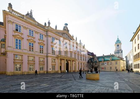 Die Slowakei, Bratislava, das historische Zentrum, der Primas Palace (Primacialny Palac) gebaut für Kardinal Joseph Batthyany (Primas von Ungarn) vom österreichischen Architekten Melchior Hefele 1781 und ehemaliger Stadtrat und seinem Turm aus dem 14. Jahrhundert, aber im Jahr 1733 geändert, ein Gebäude, das heute das Museum der Stadt Bratislava. Stockfoto