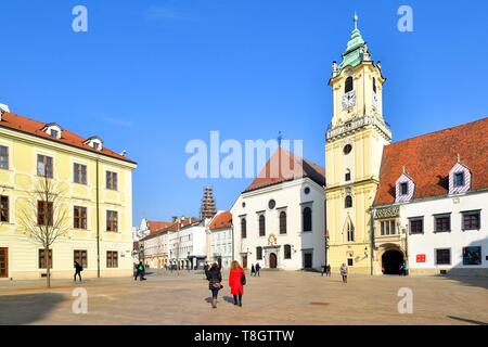 Die Slowakei, Bratislava, Altstadt, Hauptplatz (Hlavne Nam), ehemaliger Stadtrat und seinem Turm aus dem 14. Jahrhundert, aber im Jahr 1733 geändert, ein Gebäude, das heute das Museum der Stadt Bratislava. Stockfoto