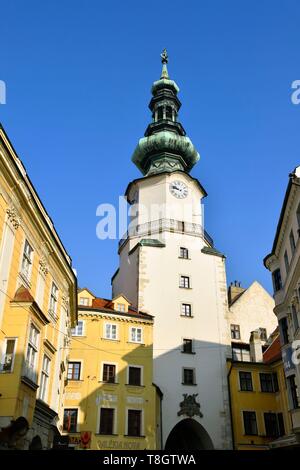 Die Slowakei, Bratislava, St. Michael's Gate (Michalska Brana), ein Turm aus dem 14. Jahrhundert mit einem achteckigen Teil aus dem 16. Jahrhundert und eine barocke Dach aus dem 18. Jahrhundert Stockfoto