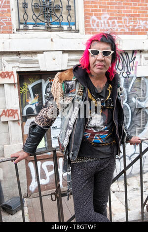 Stellen Portrait von Astro Erle, Nightlife, club Kid und Friseur. Auf dem St. Mark Platz im East Village, New York City. Stockfoto