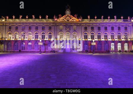 Frankreich, Meurthe et Moselle, Nancy, Stanislas (ehemalige Royal Square) gebaut von Stanislas Lescynski, König von Polen und Herzog von Lothringen im 18. Jahrhundert, als Weltkulturerbe von der UNESCO, Fassade des Rathauses während der Lightshow zu Saint Nicolas gewidmet Stockfoto