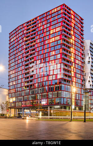 Rotterdam, Niederlande, 12. Mai 2019: Der rote Bereich der Calypso Wohnhaus von kruisplein Quadrat in der blauen Stunde gesehen Stockfoto