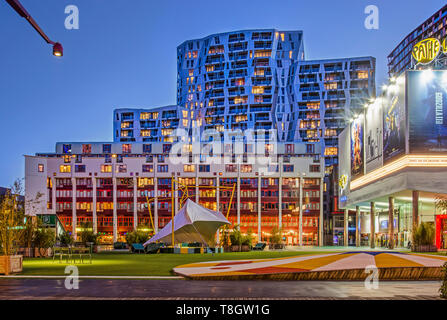 Rotterdam, Niederlande, 12. Mai 2019: schouwburgplein Quadrat in der blauen Stunde mit der Pathe Kino und der Hartsuyker und Calypso residential Bui Stockfoto