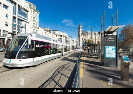 Frankreich, Meurthe et Moselle, Nancy, die Straßenbahn, den öffentlichen Verkehr in Nancy Ville Bahnhof Bereich die Fassade der ehemaligen Hauptquartier der Zeitung "L'Est Republicain von dem Architekten Louis Le Bourgeois von Ecole de Nancy (Schule von Nancy) Stockfoto