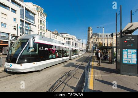 Frankreich, Meurthe et Moselle, Nancy, die Straßenbahn, den öffentlichen Verkehr in Nancy Ville Bahnhof Bereich die Fassade der ehemaligen Hauptquartier der Zeitung "L'Est Republicain von dem Architekten Louis Le Bourgeois von Ecole de Nancy (Schule von Nancy) Stockfoto