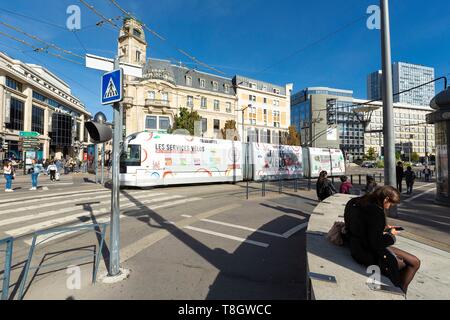 Frankreich, Meurthe et Moselle, Nancy, die Straßenbahn, den öffentlichen Verkehr in Nancy Ville Bahnhof Bereich die Fassade der ehemaligen Hauptquartier der Zeitung "L'Est Republicain von dem Architekten Louis Le Bourgeois von Ecole de Nancy (Schule von Nancy) Stockfoto