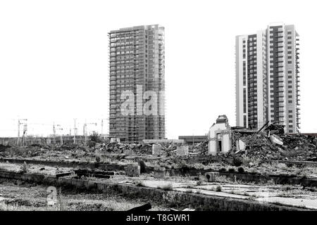 Belgrad, Serbien - 7. Mai 2019: Kontrast der abgerissenen alten Haus und Baustelle mit neuen Wolkenkratzern, Urbanisierung Ändern von Belgrad Waterfro Stockfoto