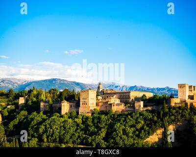 Die Alhambra von Granada mit der Sierra Nevada im Hintergrund Stockfoto