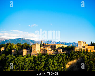 Die Alhambra von Granada mit der Sierra Nevada im Hintergrund Stockfoto