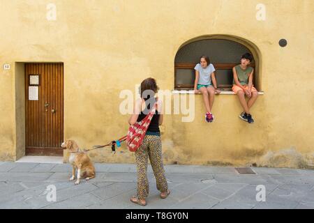 Italien, Toskana, Val d'Orcia als Weltkulturerbe von der UNESCO, Pienza, das Leben auf der Straße Stockfoto