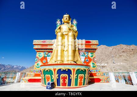 Indien, Bundesstaat Jammu und Kashmir, Himalaya, Ladakh, Indus Valley, likir Gompa (Kloster) der Gelugpa bestellen und 23 Meter hohe goldene Statue des Buddha Maitreya (der Buddha der Zukunft) Stockfoto