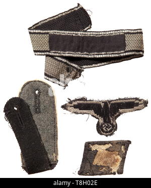 Rottenführer Albin Dunkel, Regiment 'Der Führer' - insignien einer Manschette Titel 'Der Führer', 1. Modell mit gotischen Skript, in Silber - gewebt 'flatwire'-Problem für Führungskräfte. Verwendet, bis 36 cm in der Länge angepasst, von einem einheitlichen entfernt. Ein recht Nackenspiegel mit Silber - gewebt SS-Runen (flatwire), eindeutig mit Motten Schäden auf der Rückseite verwendet. Eine einzelne Schulter Board für Soldaten der Infanterie, mothy. Ein silber-grau gewebte Hülse Eagle (BeVo) auf schwarzem Sockel verwendet und von dem einheitlichen getrennt. historischen, historische, 20. Jahrhundert, 1930S, 1940s, Waffen-SS, bewaffneten Division der SS, bewaffneten se, Editorial-Use - Nur Stockfoto