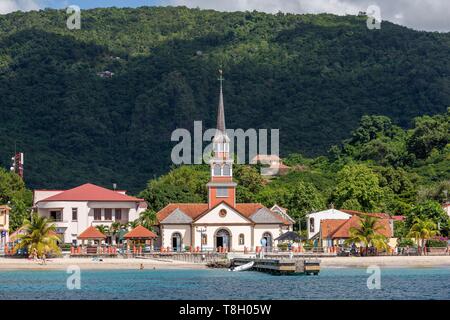 Martinique, auf dem Dorf Anses d'Arlets, Pontoon und Kirche Saint-Henri am Strand, Bourg Les Anses d'Arlets am Meer Stockfoto