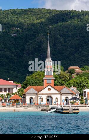 Martinique, auf dem Dorf Anses d'Arlets, Pontoon und Kirche Saint-Henri am Strand, Bourg Les Anses d'Arlets am Meer Stockfoto