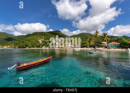 Martinique, Blick auf den Strand von Anses d'Arlets, weißer Sand, Kokosnüsse, türkisfarbene Meer im Vordergrund Fischerboote die typischen Boot der West Indies Stockfoto