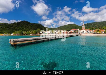 Martinique, auf dem Dorf Anses d'Arlets, Pontoon und Kirche Saint-Henri am Strand, Bourg Les Anses d'Arlets am Meer Stockfoto